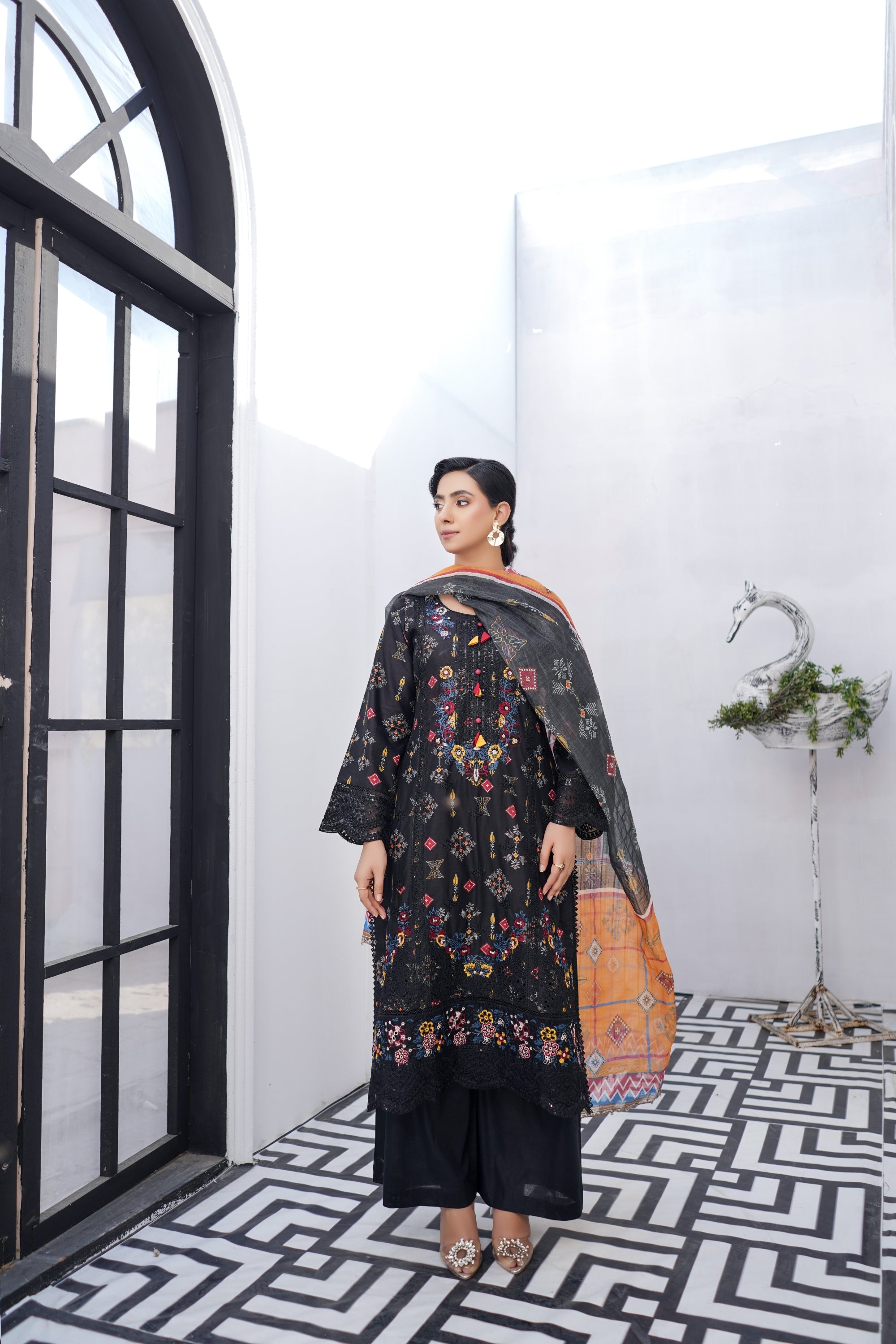 Munira Embroidered Lawn 3 Piece Suit MUN735