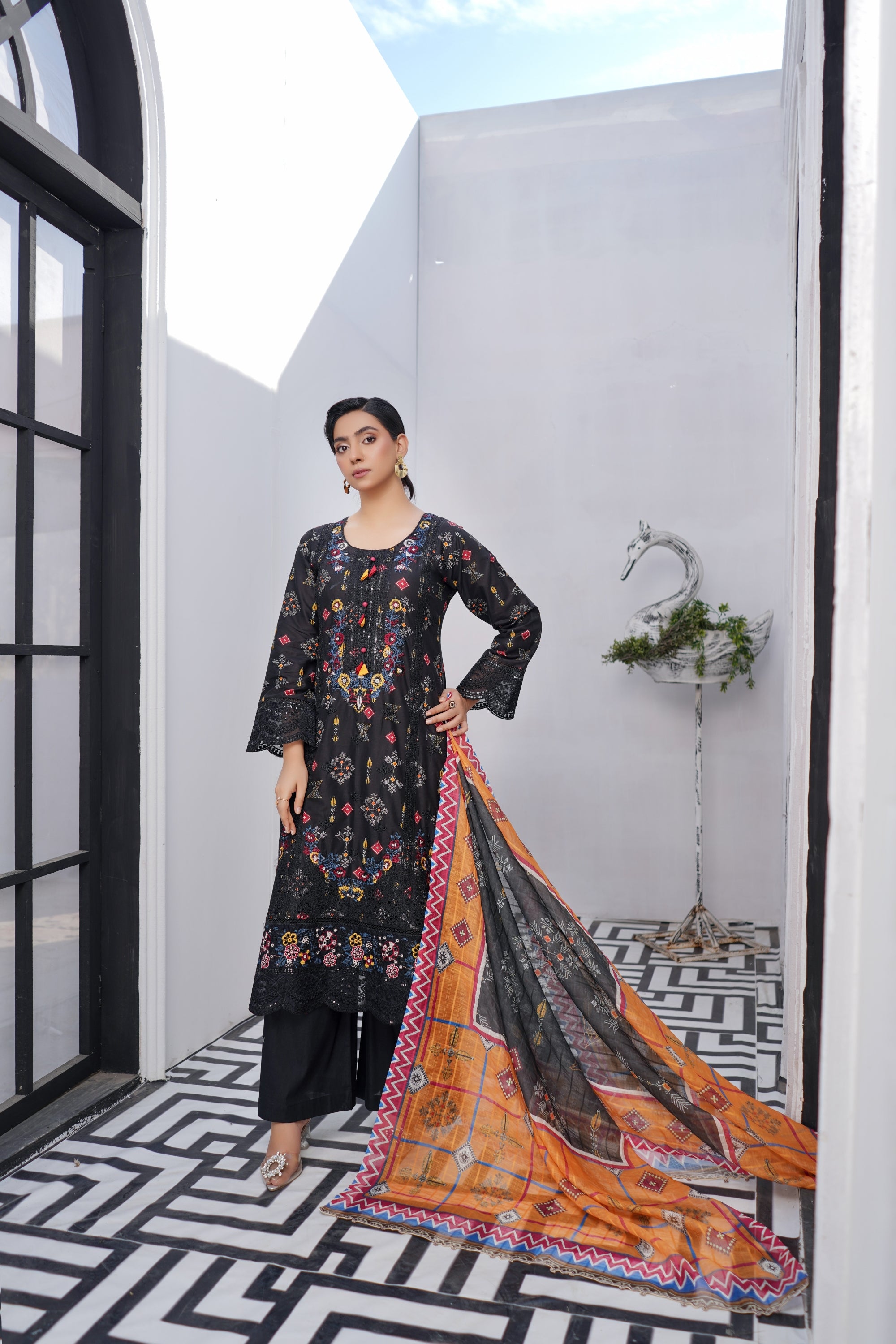 Munira Embroidered Lawn 3 Piece Suit MUN735
