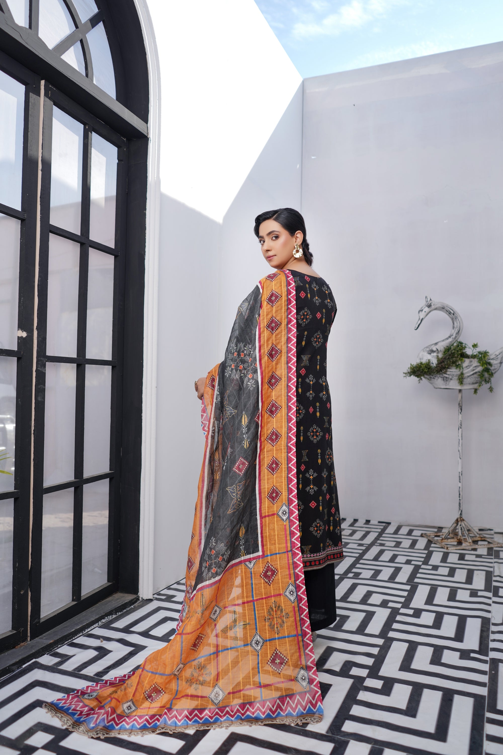 Munira Embroidered Lawn 3 Piece Suit MUN735