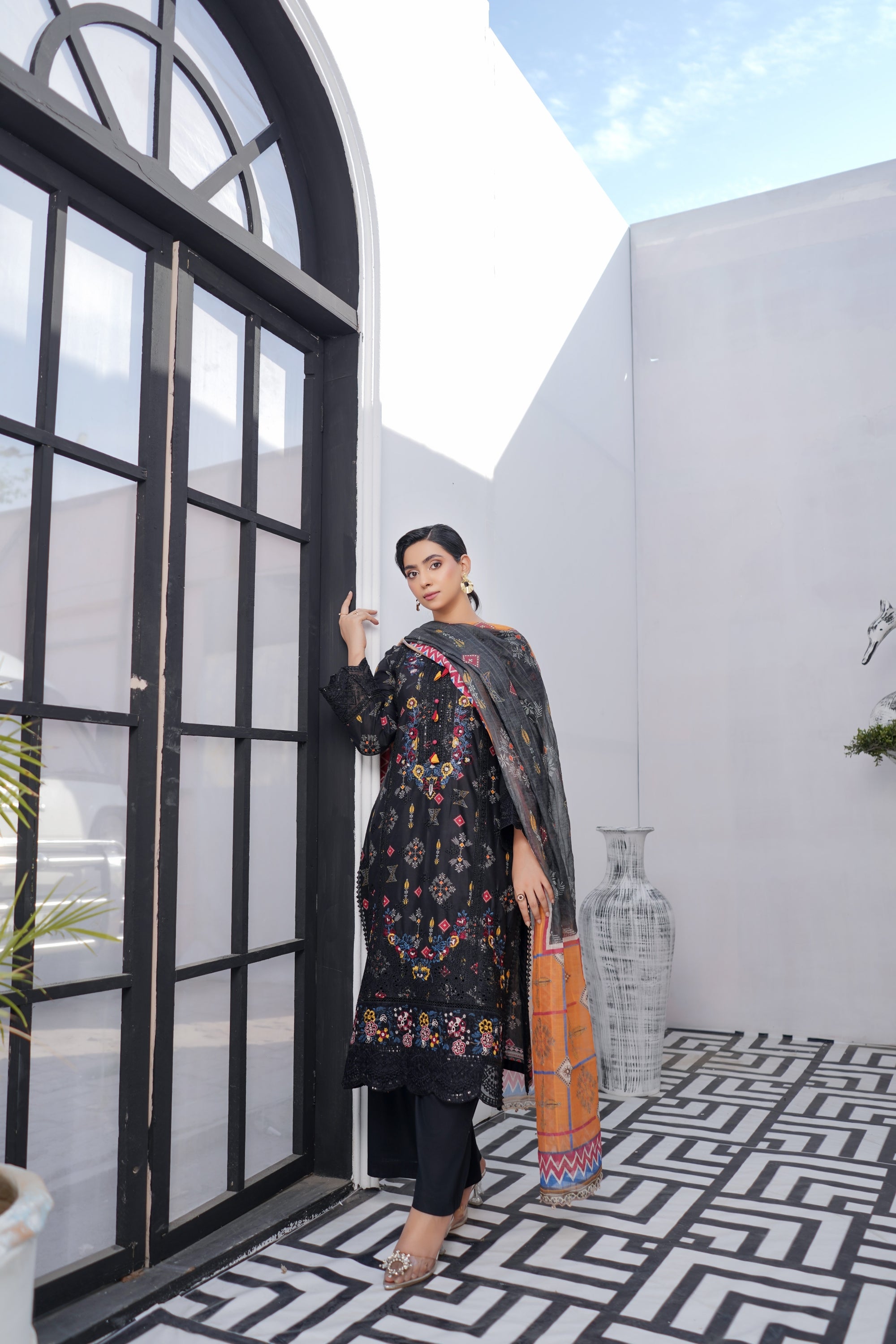 Munira Embroidered Lawn 3 Piece Suit MUN735
