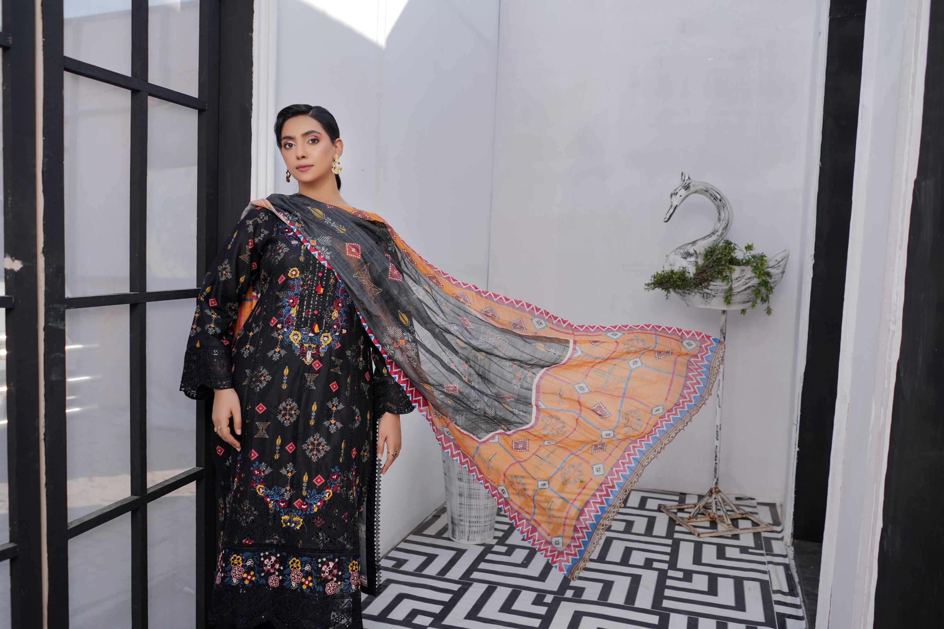 Munira Embroidered Lawn 3 Piece Suit MUN735