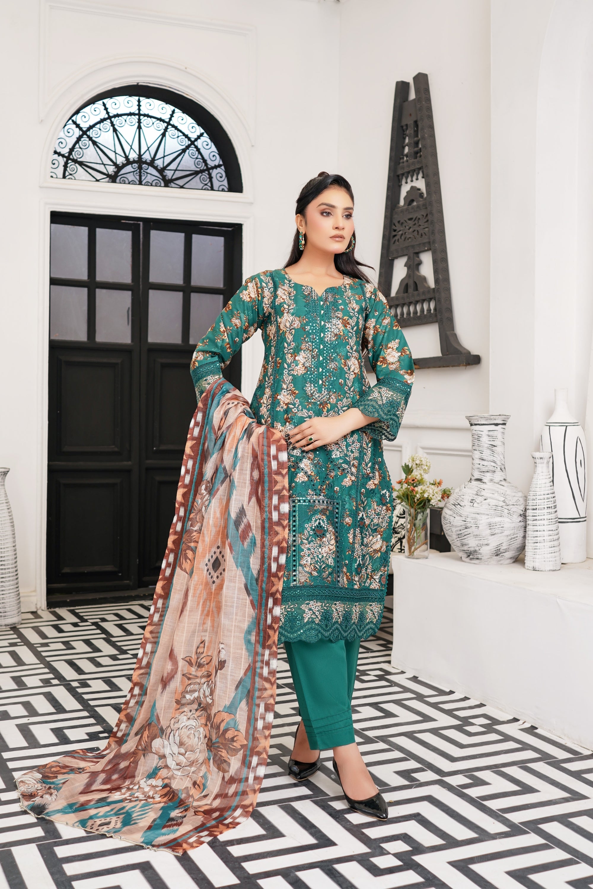 Munira Embroidered Lawn 3 Piece Suit MUN736