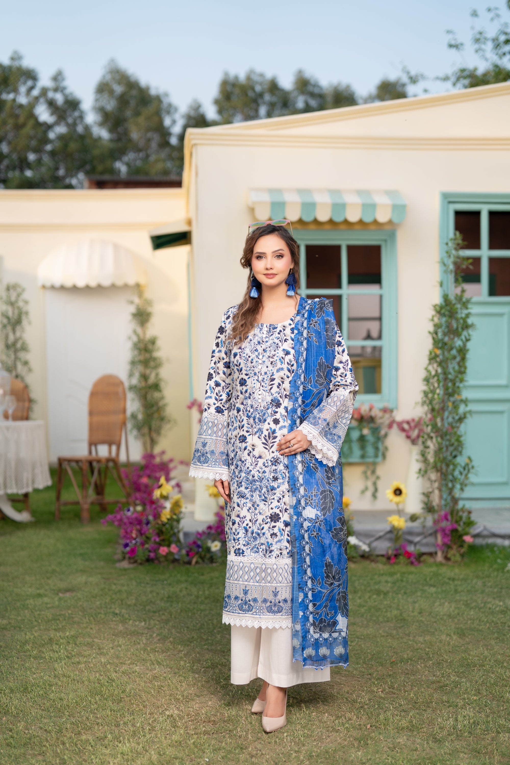Munira Embroidered Lawn 3 Piece Suit MUN737