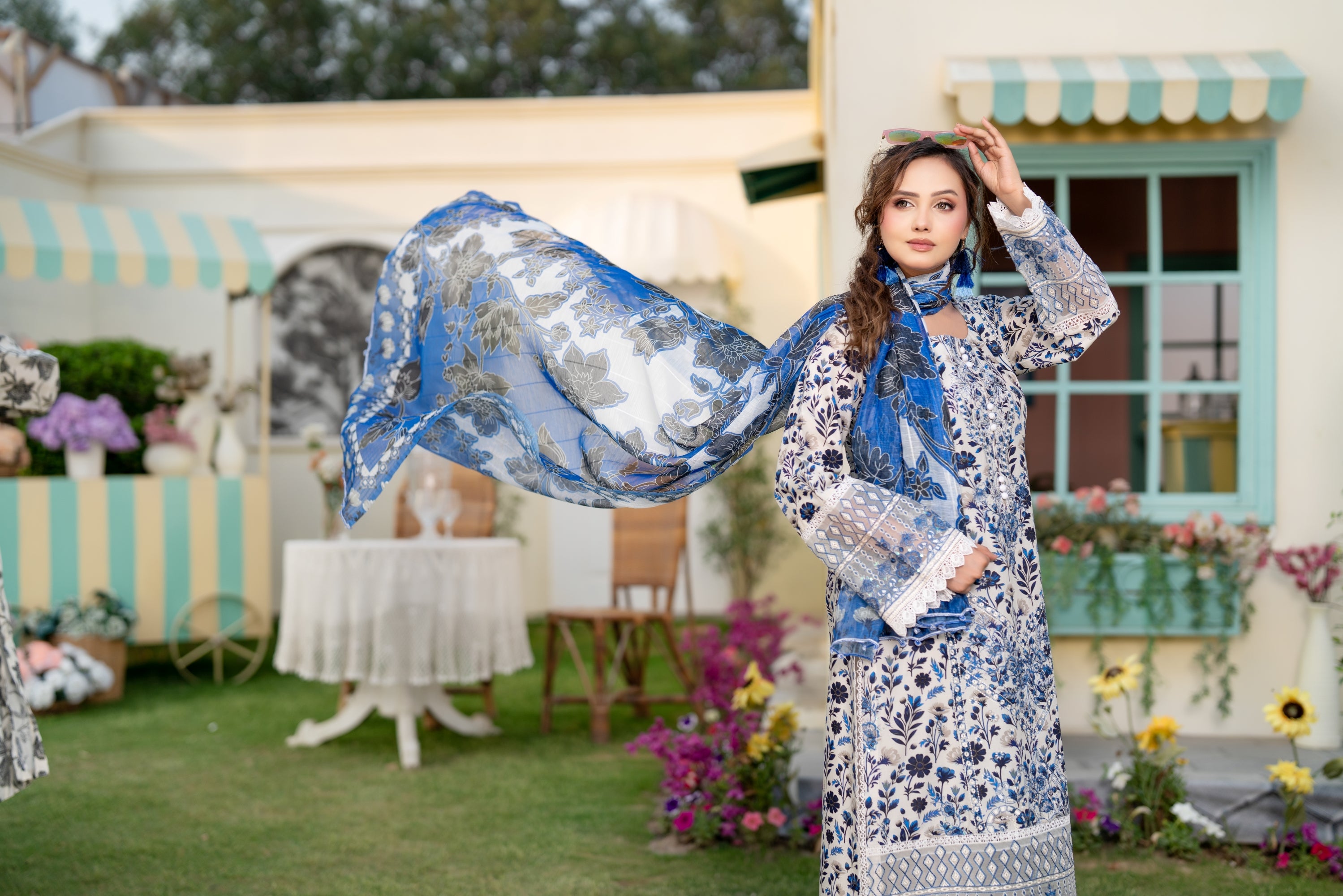 Munira Embroidered Lawn 3 Piece Suit MUN737