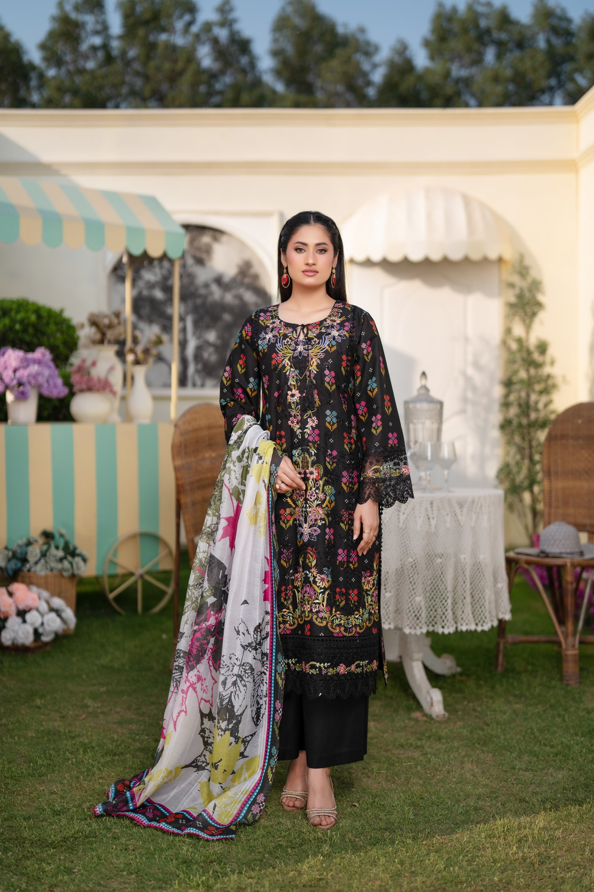 Munira Embroidered Lawn 3 Piece Suit MUN738