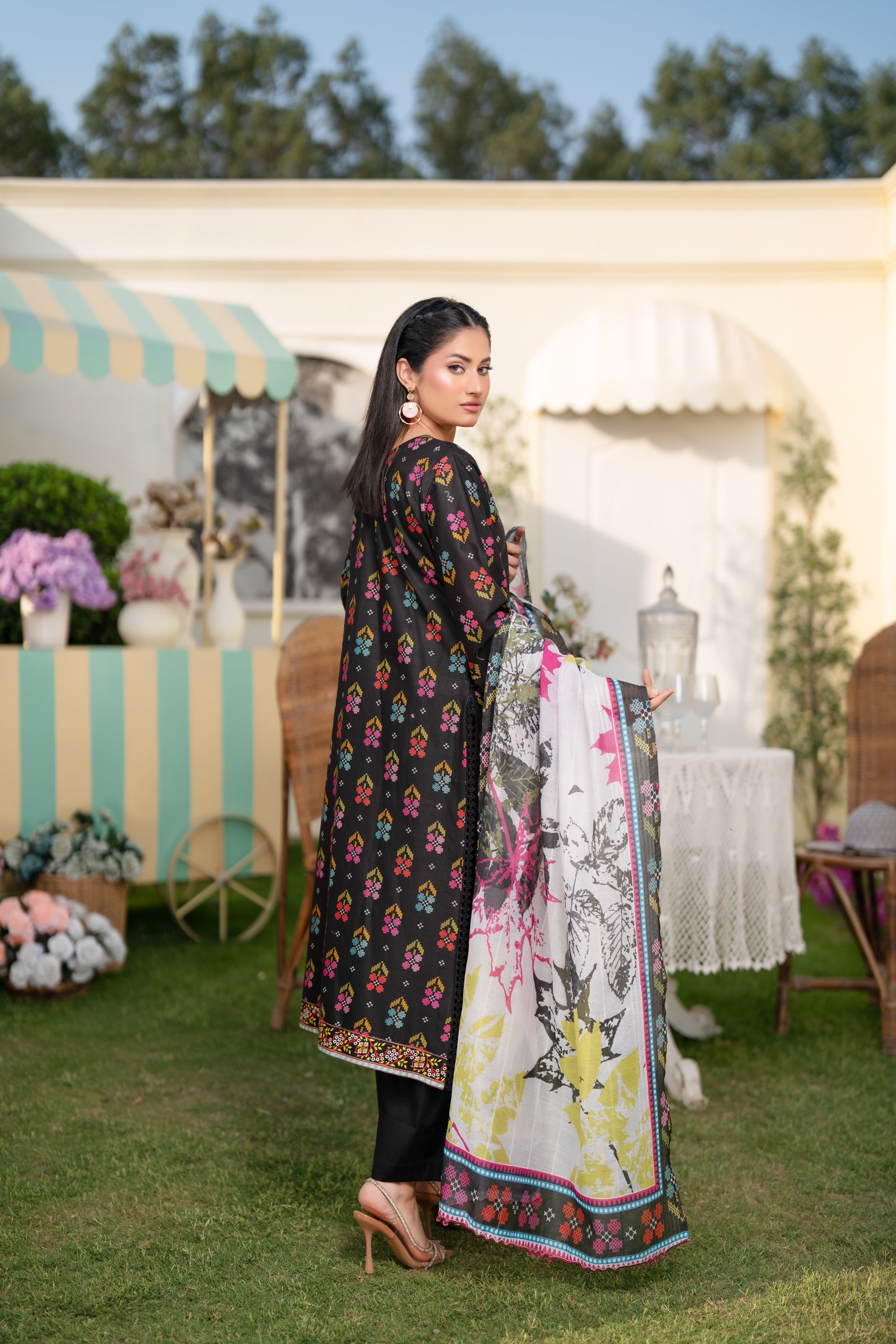 Munira Embroidered Lawn 3 Piece Suit MUN738