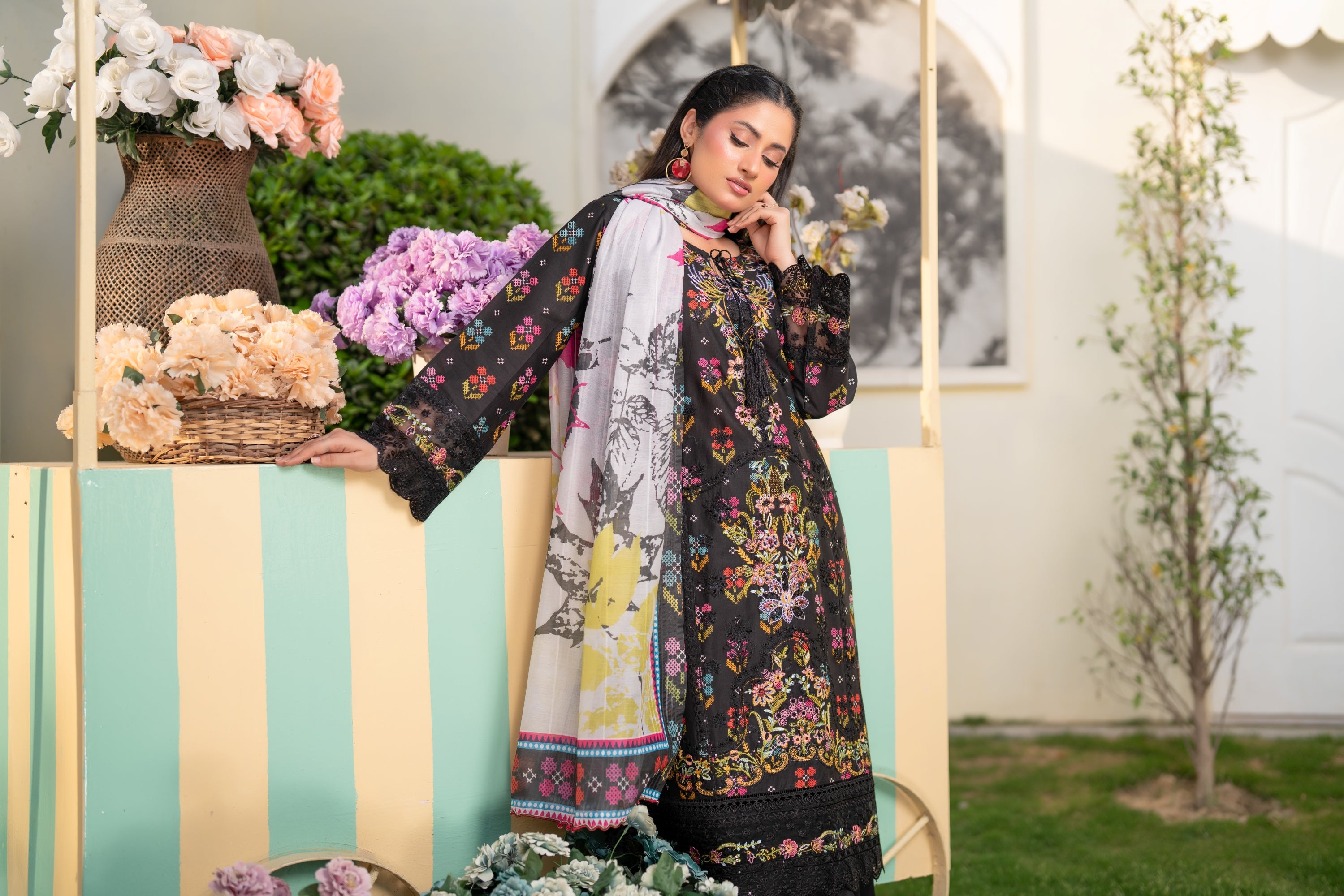 Munira Embroidered Lawn 3 Piece Suit MUN738