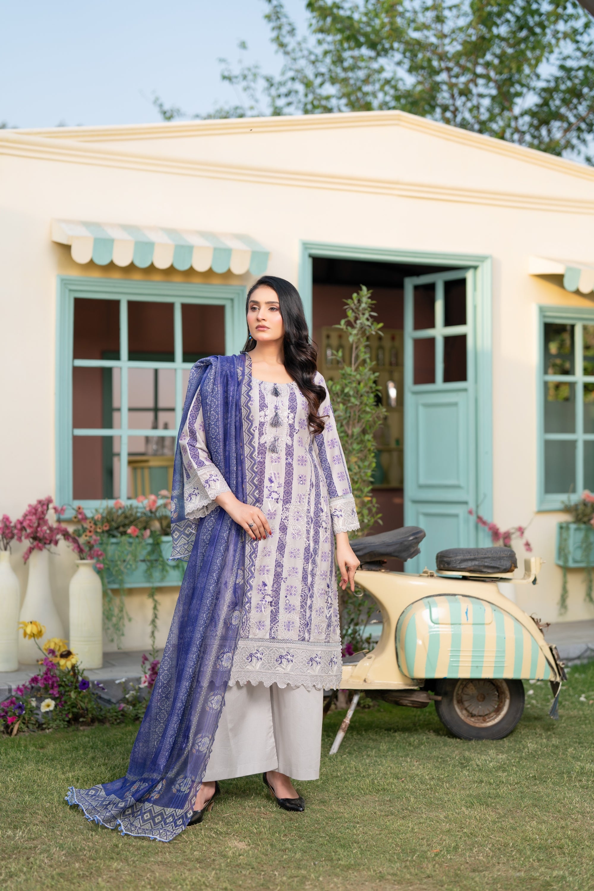 Munira Embroidered Lawn 3 Piece Suit MUN739