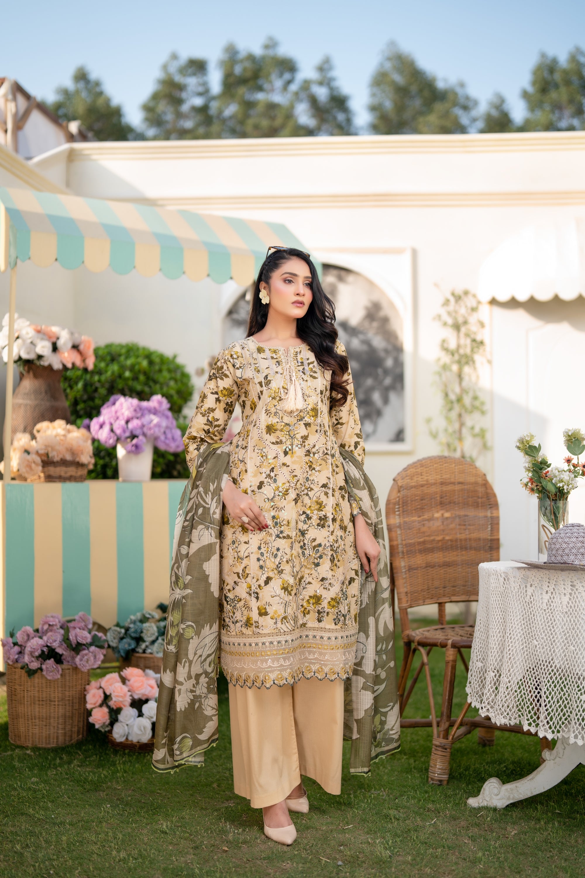 Munira Embroidered Lawn 3 Piece Suit MUN741