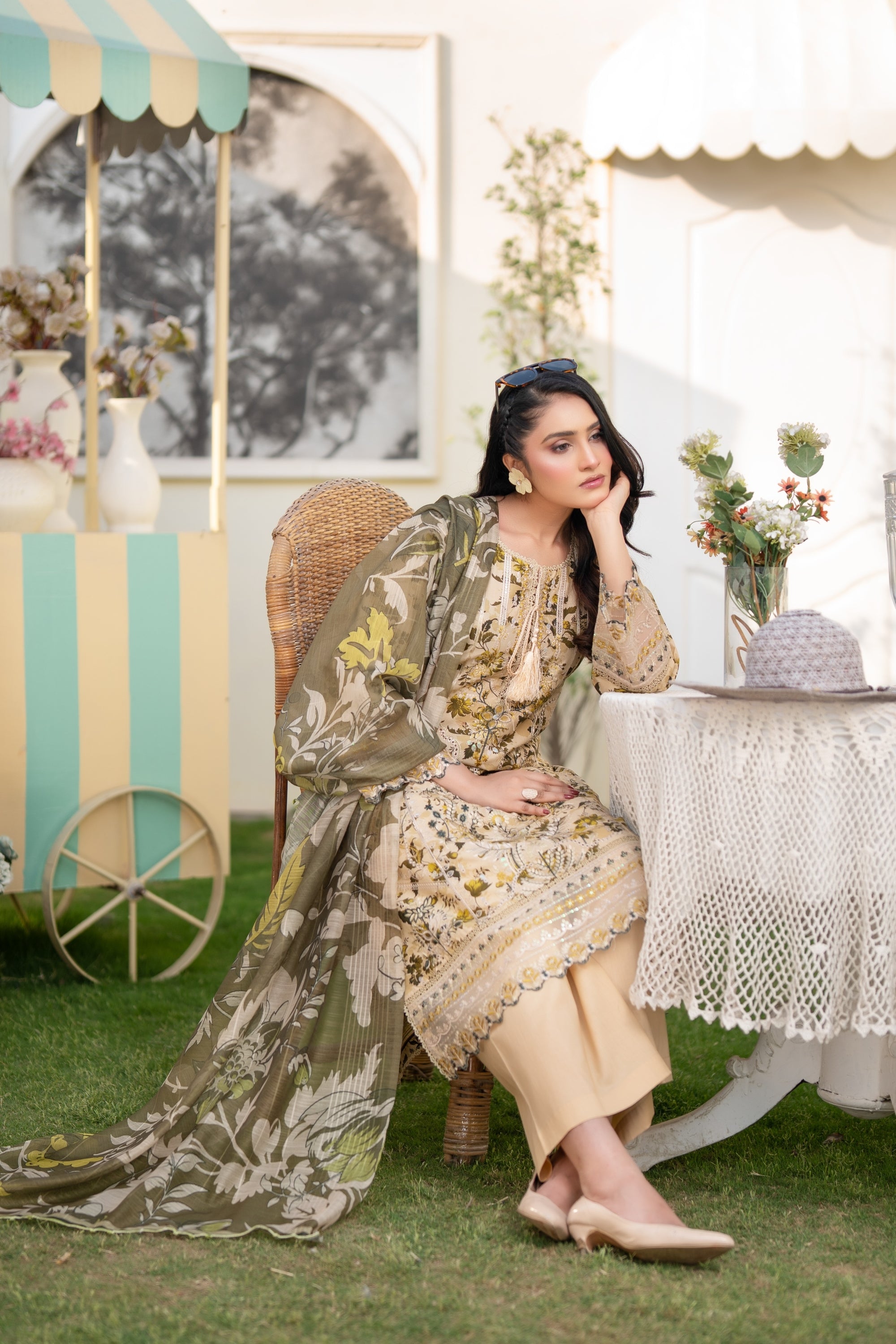 Munira Embroidered Lawn 3 Piece Suit MUN741