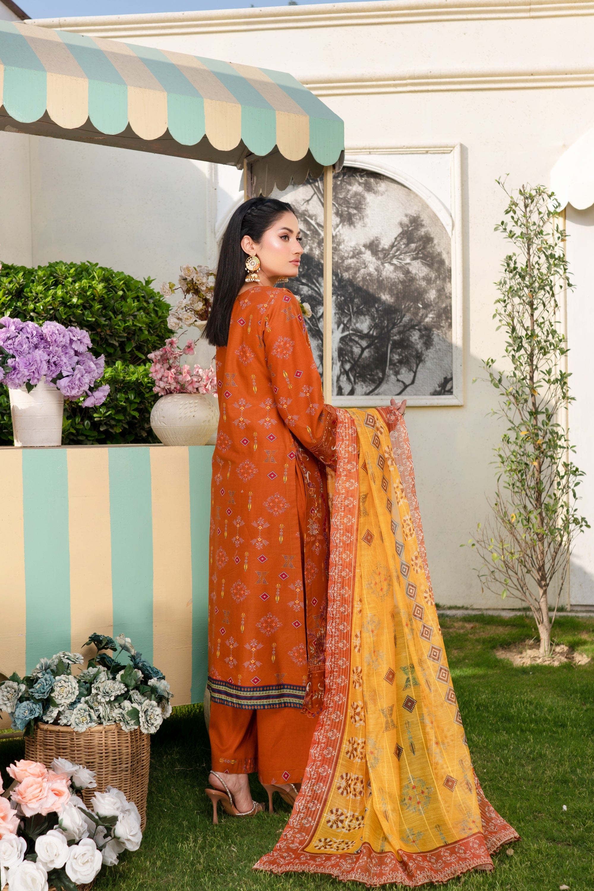 Munira Embroidered Lawn 3 Piece Suit MUN742