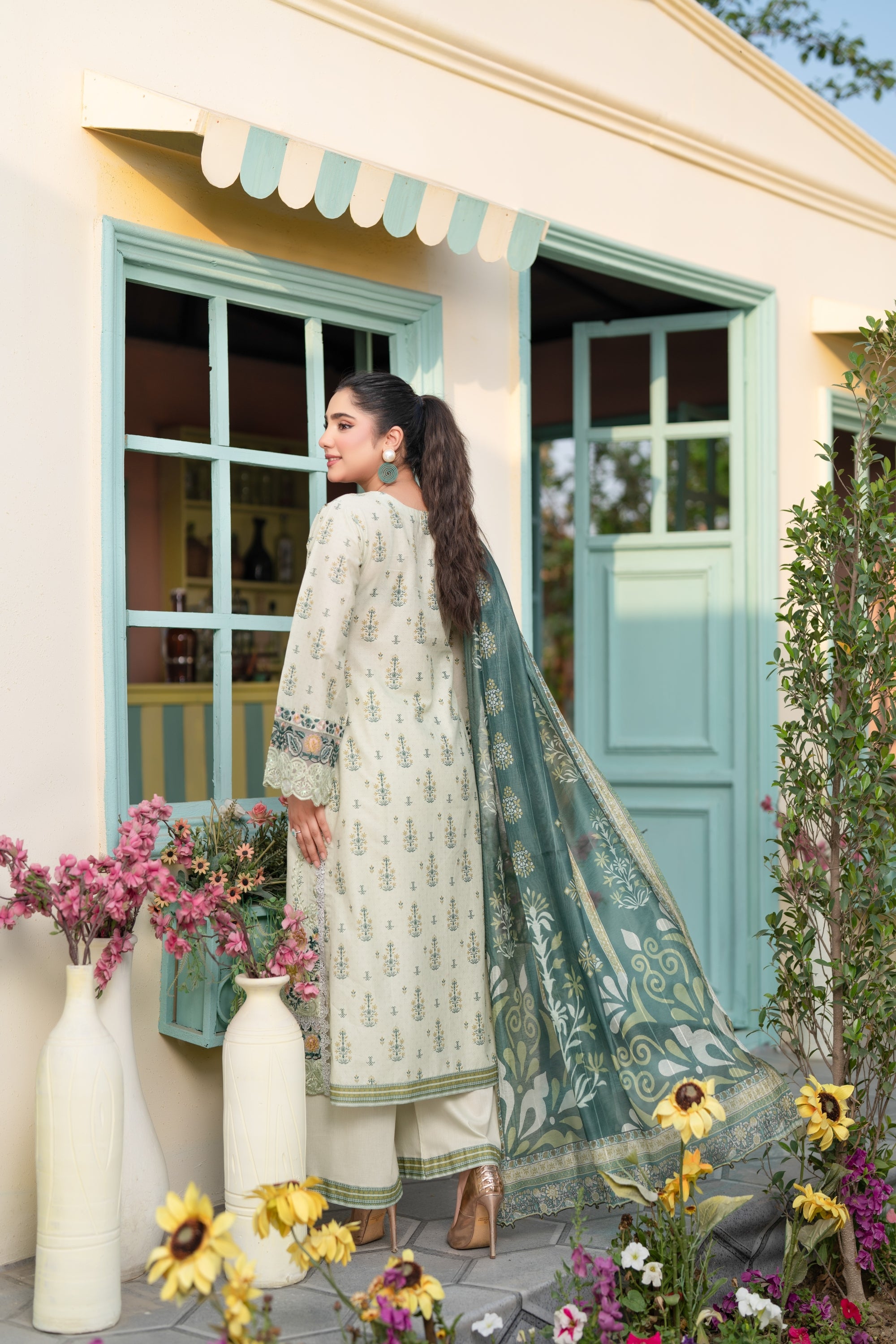 Munira Embroidered Lawn 3 Piece Suit MUN743
