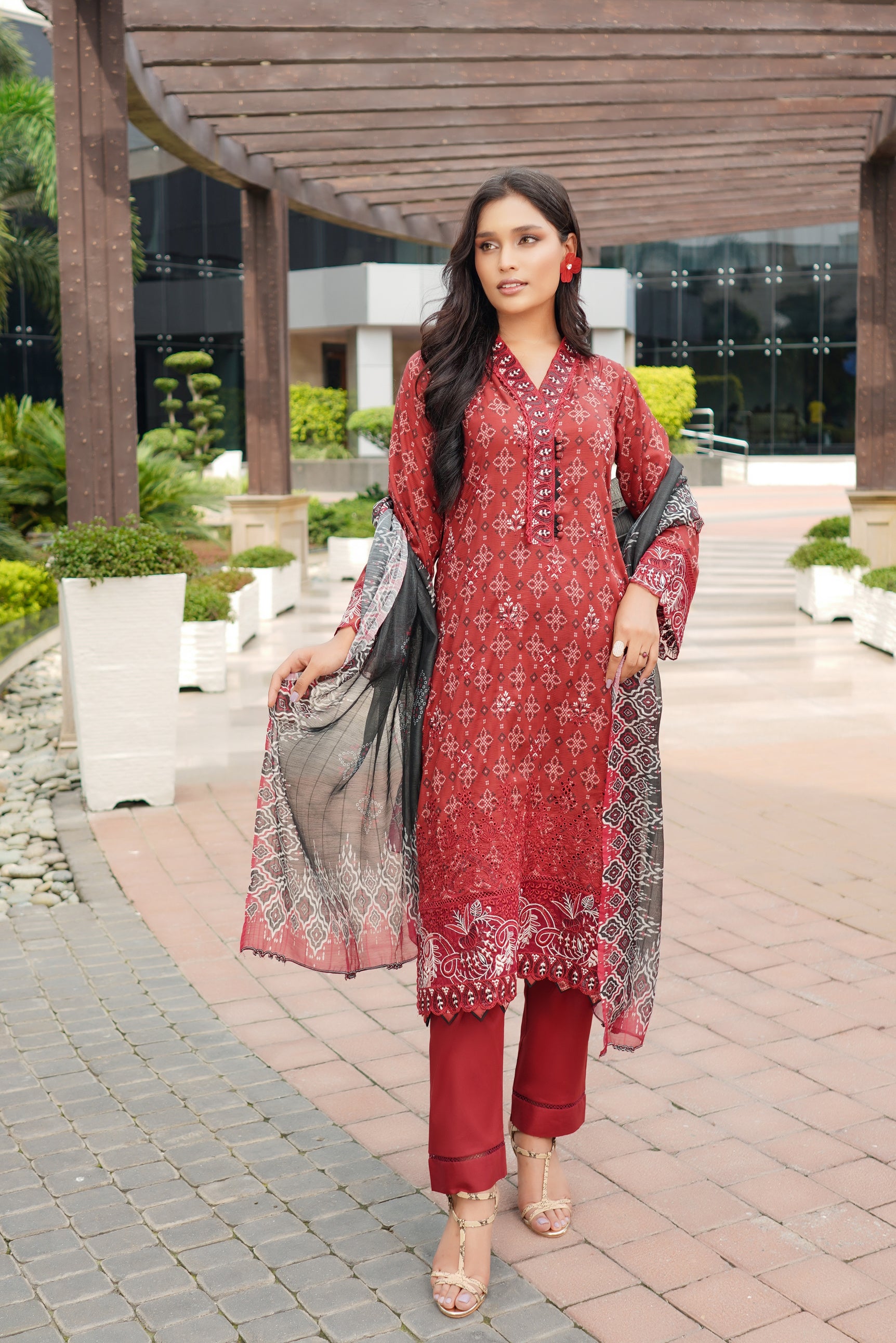 Munira Embroidered Lawn 3 Piece Suit MUN661