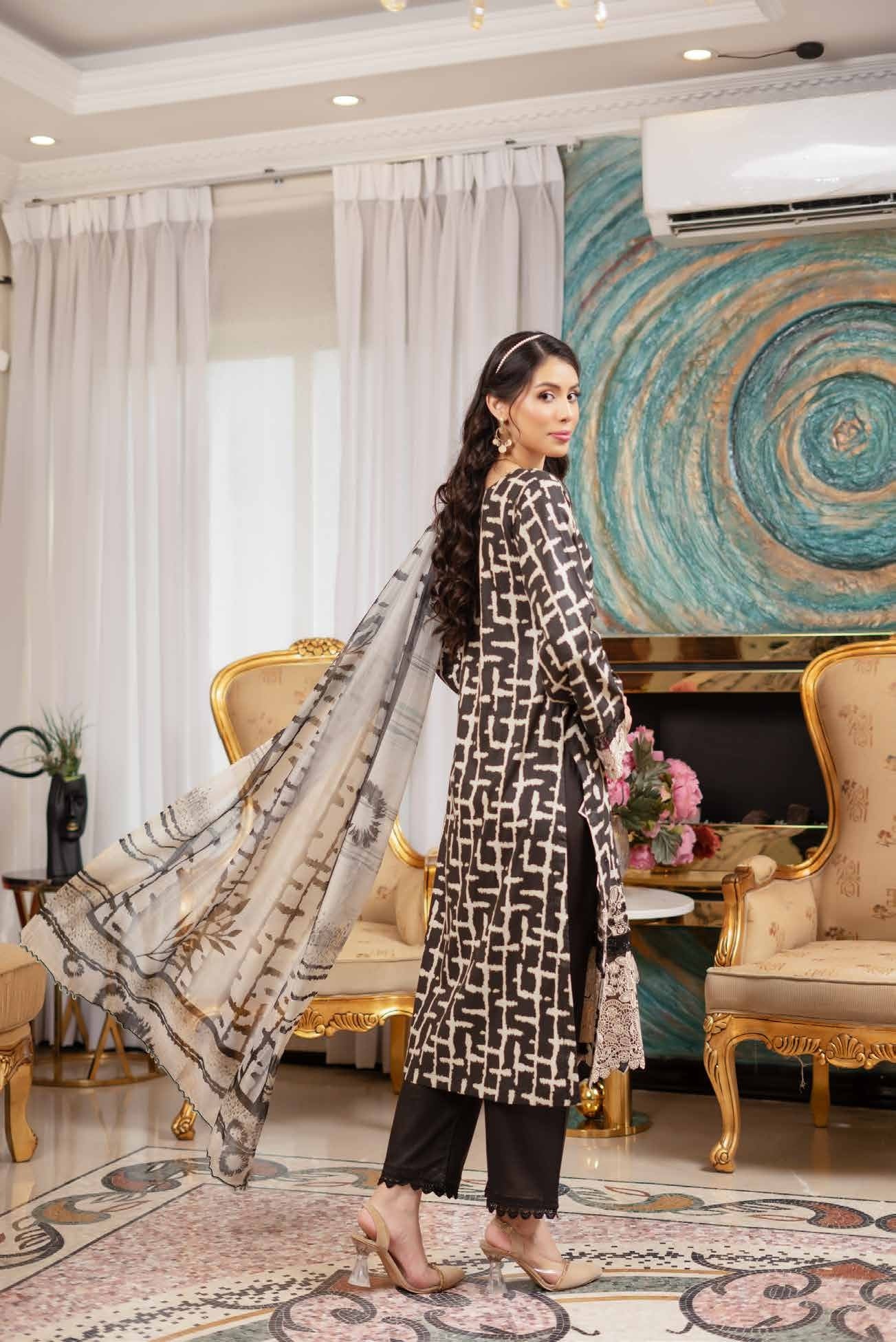 Munira Embroidered Lawn 3 Piece Suit MUN670