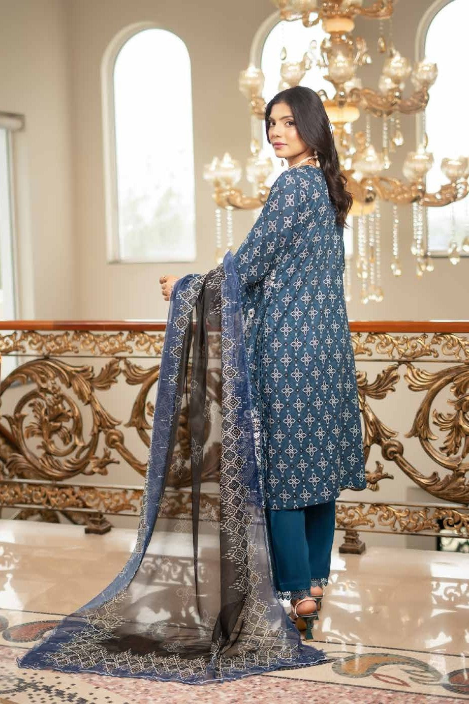 Munira Embroidered Lawn 3 Piece Suit MUN672