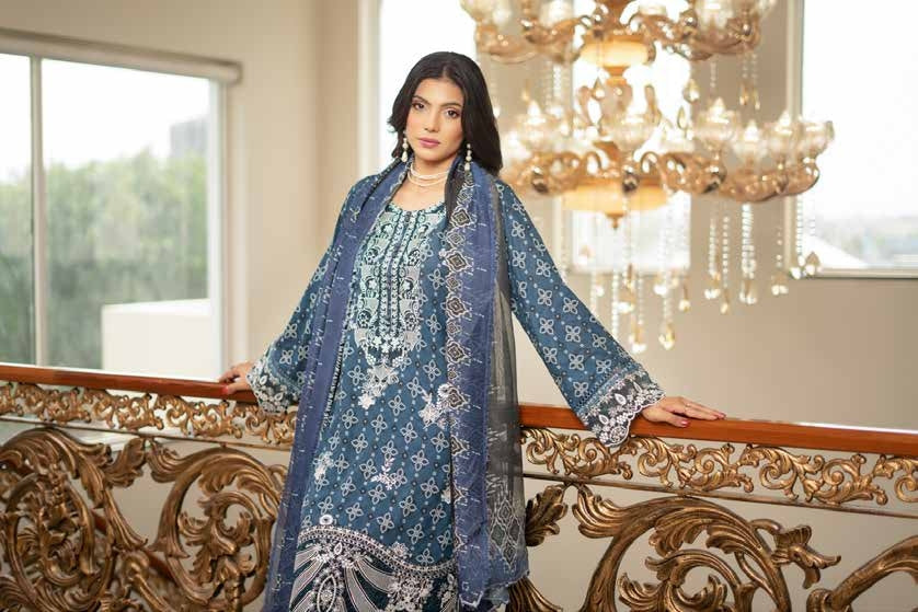 Munira Embroidered Lawn 3 Piece Suit MUN672