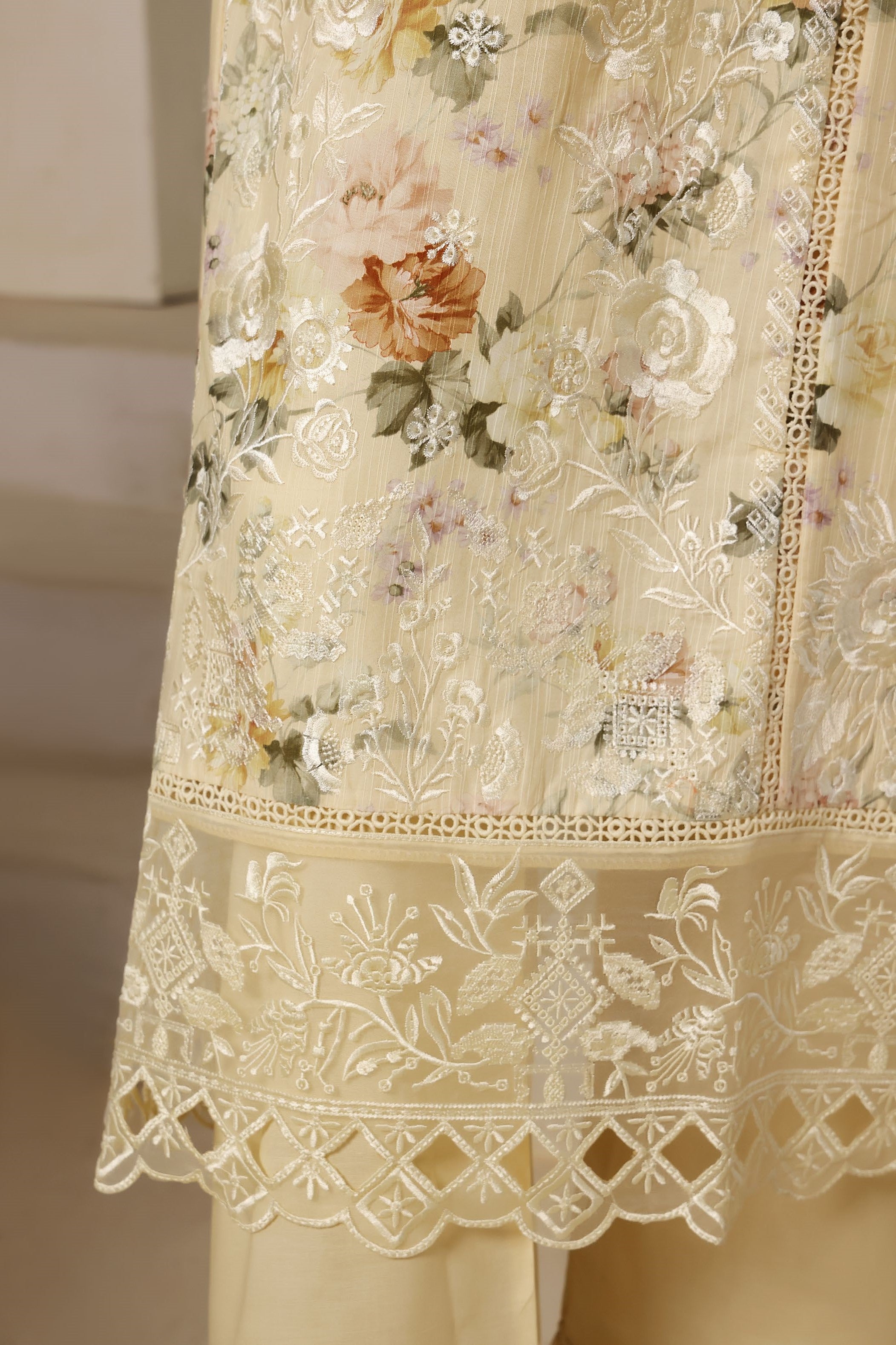 Sada Bahar Embroidered Lawn 3 Piece Suit SBA216