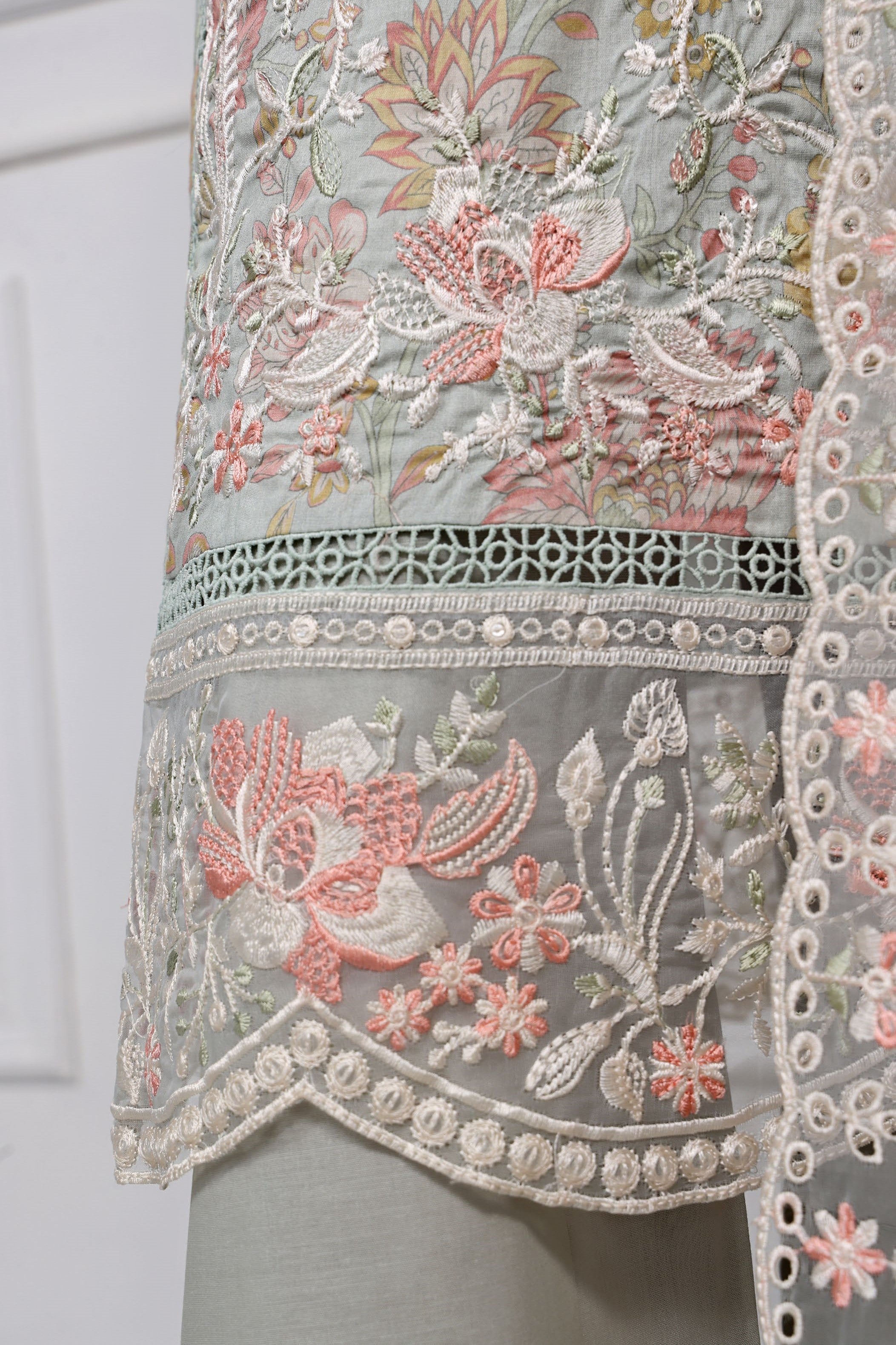 Sada Bahar Embroidered Luxury Lawn 3 Piece Suit SBA160