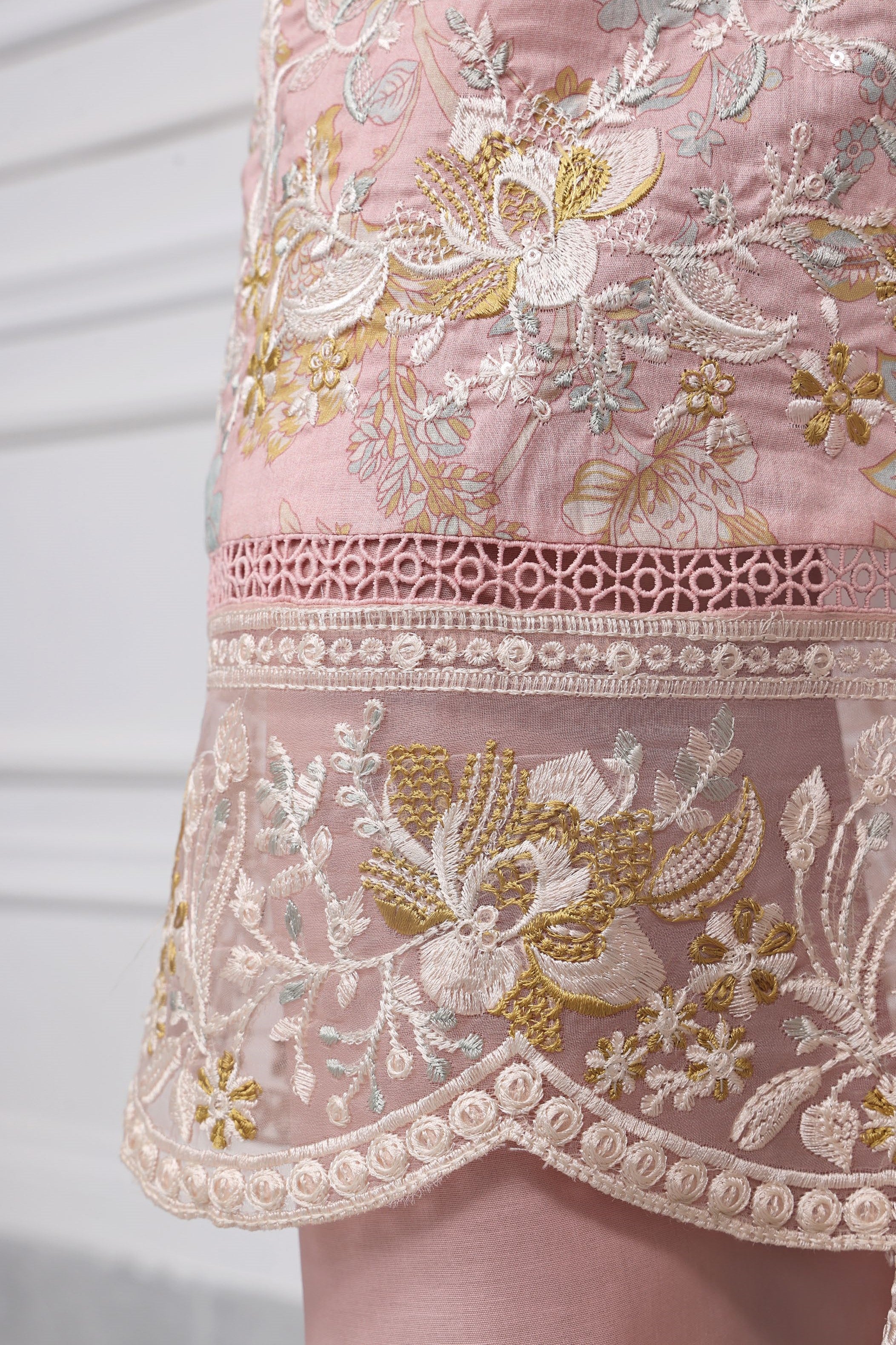 Sada Bahar Embroidered Luxury Lawn 3 Piece Suit SBA159