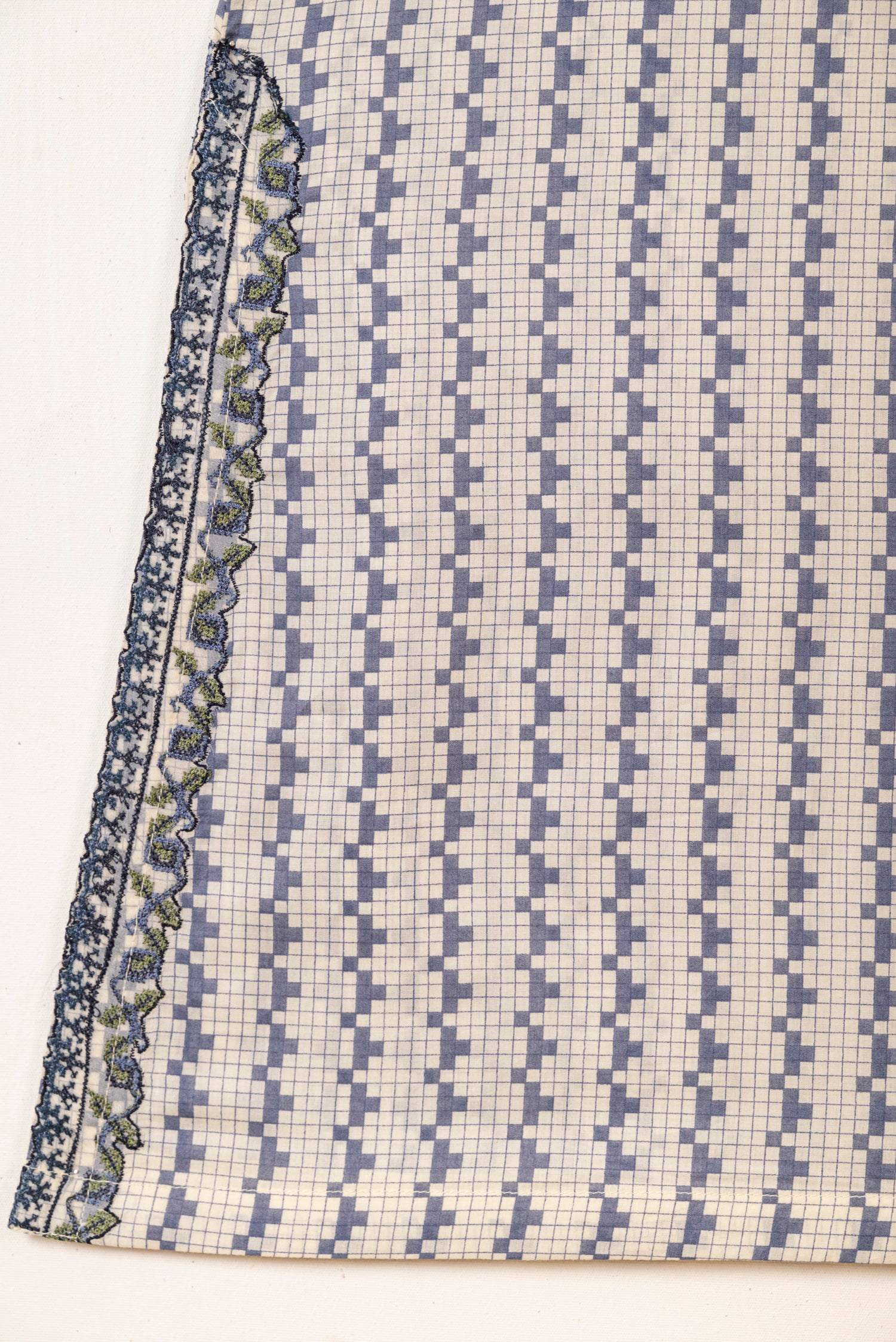 Sapphire Embroidered Lawn 3 Piece Suit SAP222