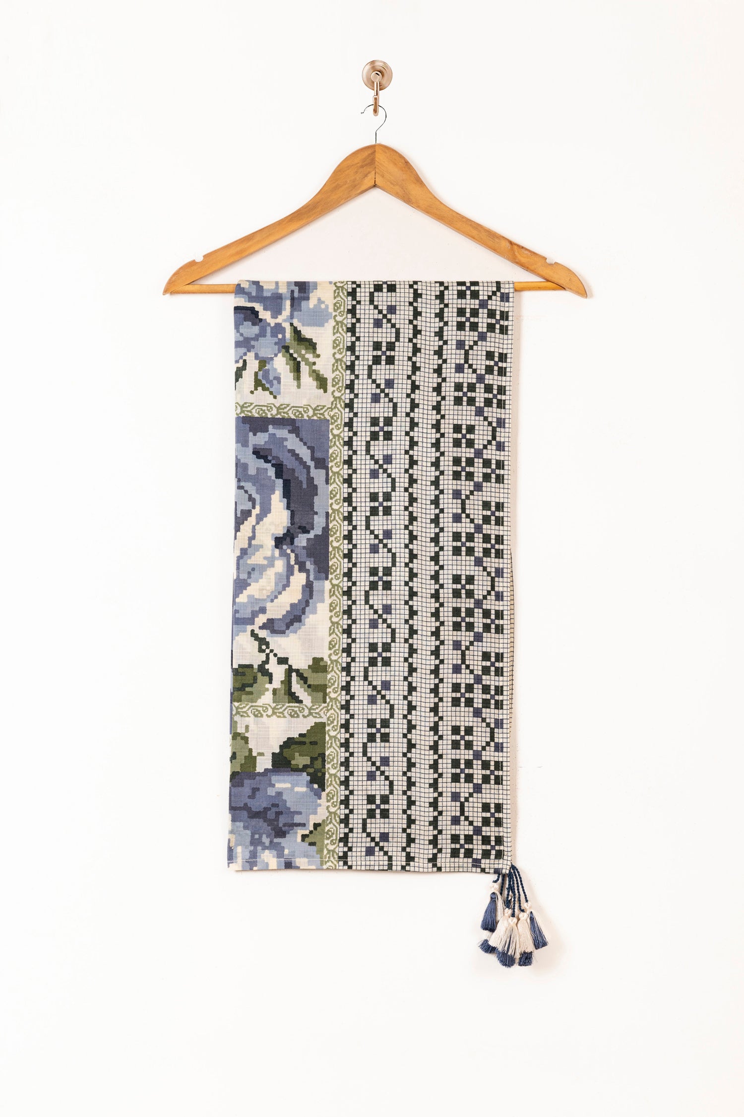 Sapphire Embroidered Lawn 3 Piece Suit SAP222