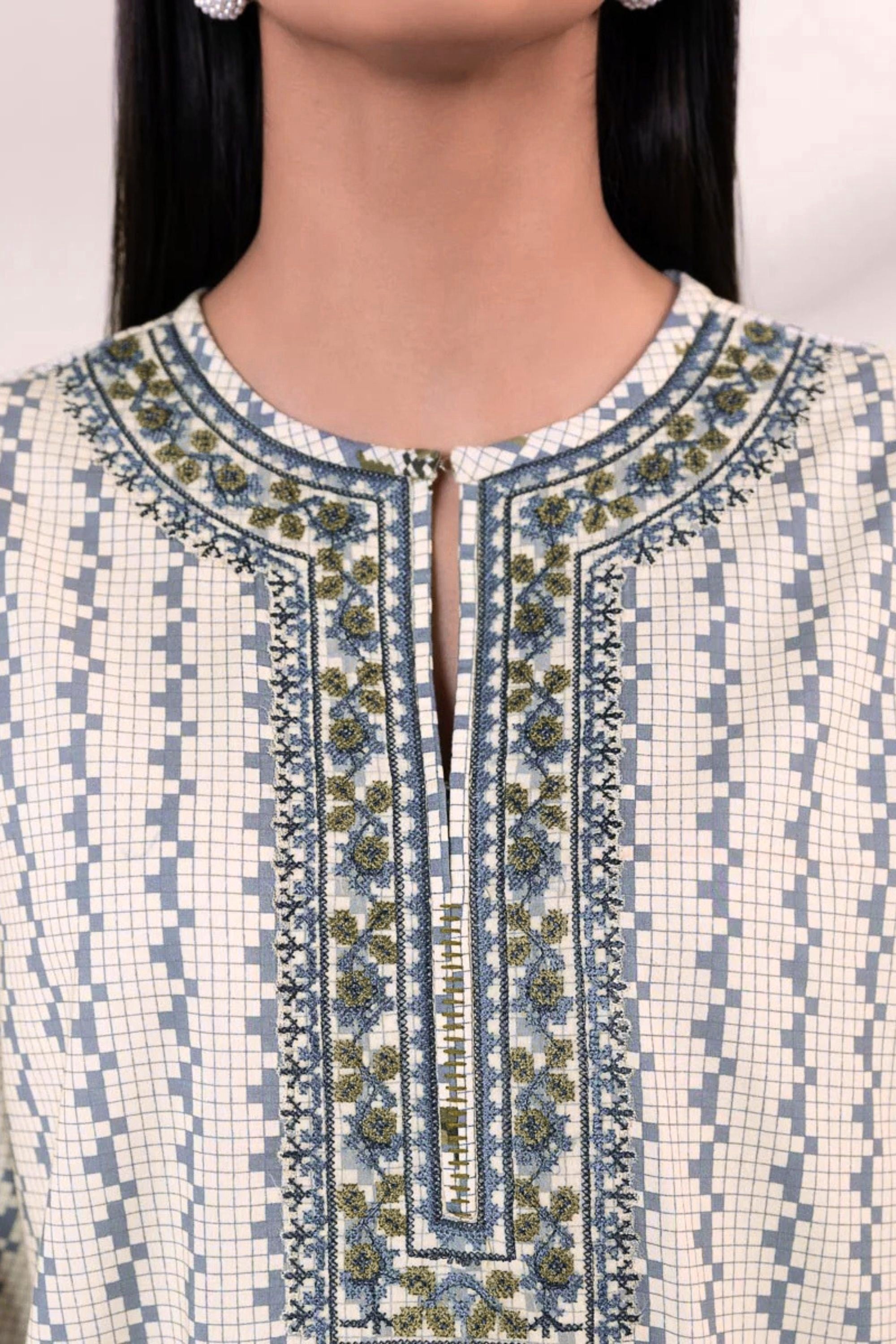 Sapphire Embroidered Lawn 3 Piece Suit SAP222