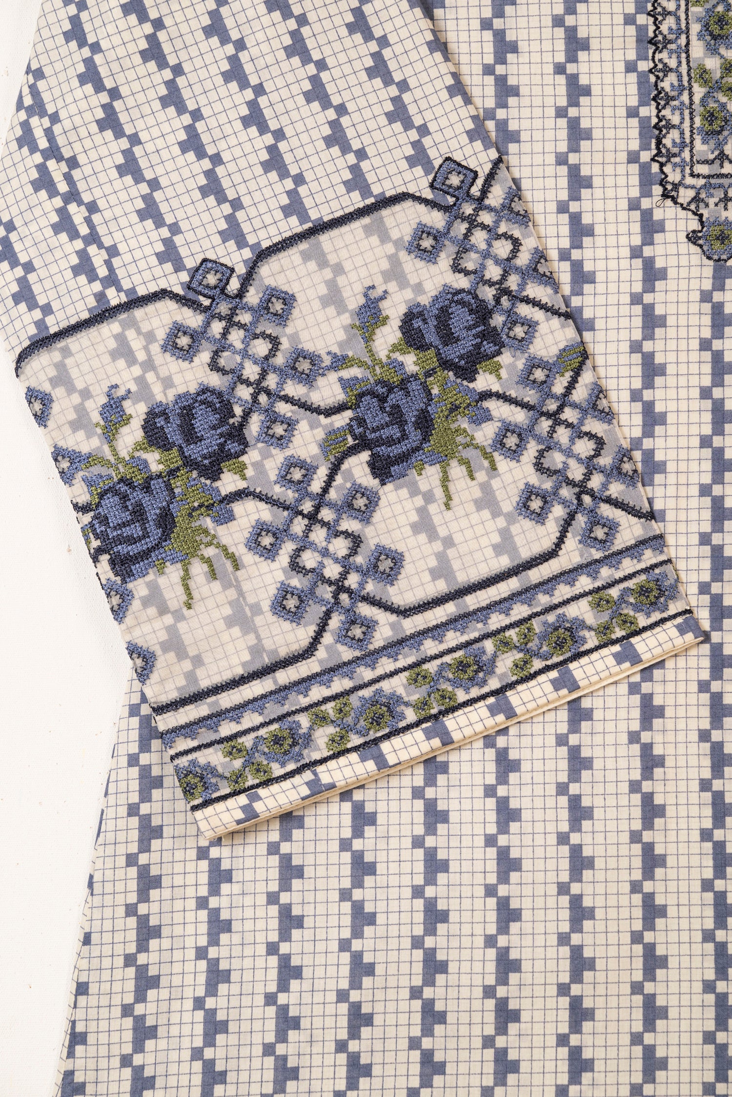 Sapphire Embroidered Lawn 3 Piece Suit SAP222