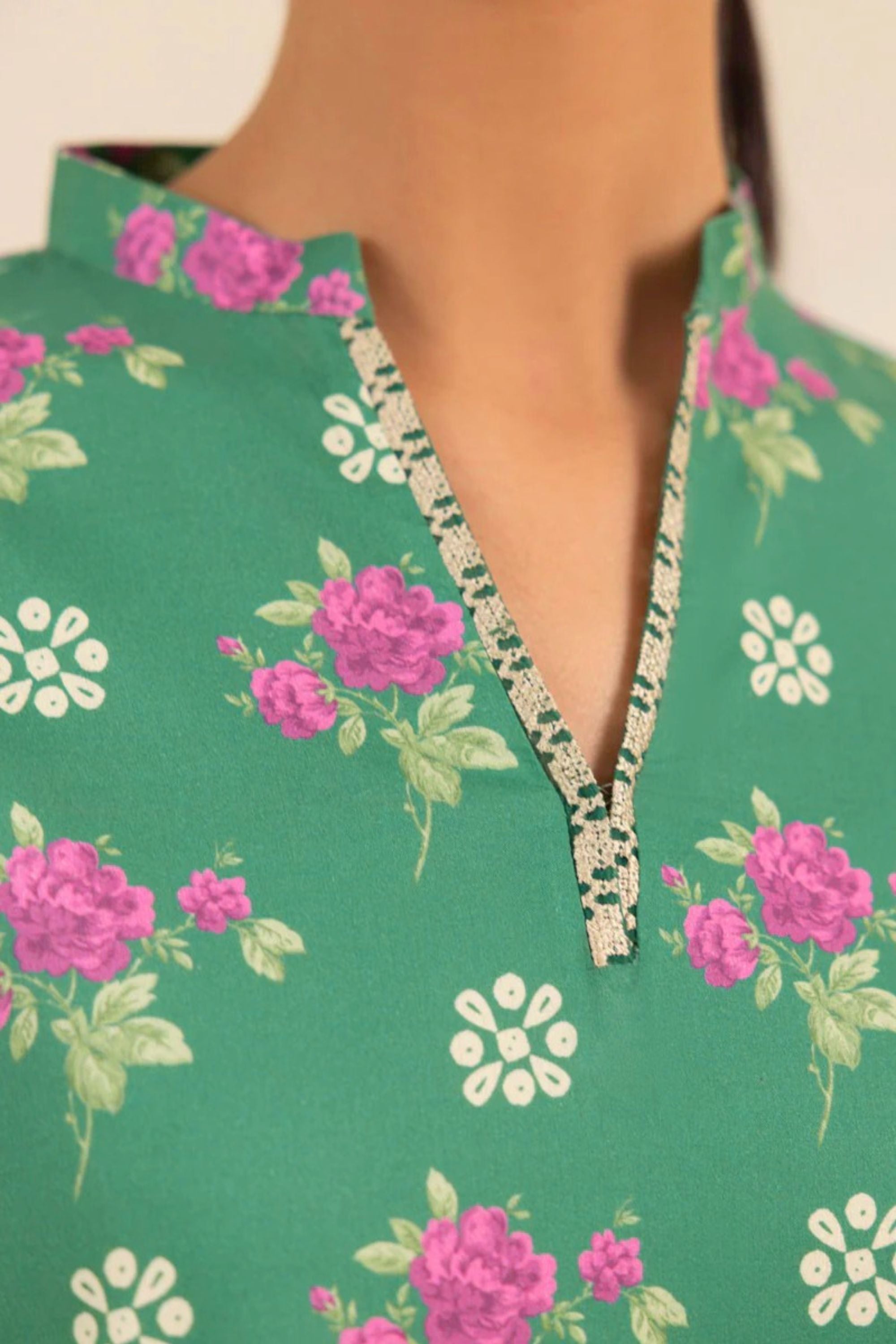Sapphire Embroidered Lawn 3 Piece Suit SAP223
