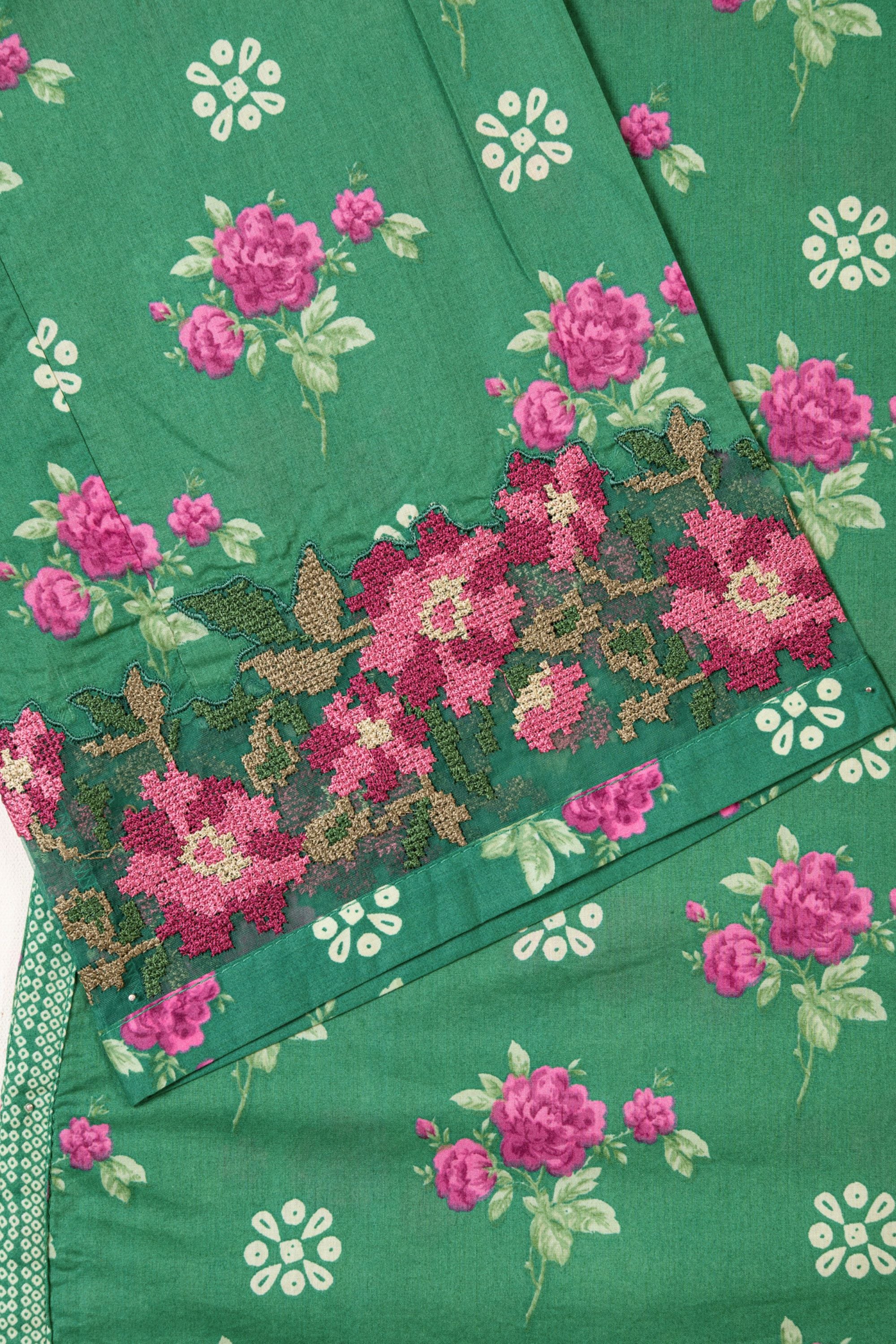 Sapphire Embroidered Lawn 3 Piece Suit SAP223