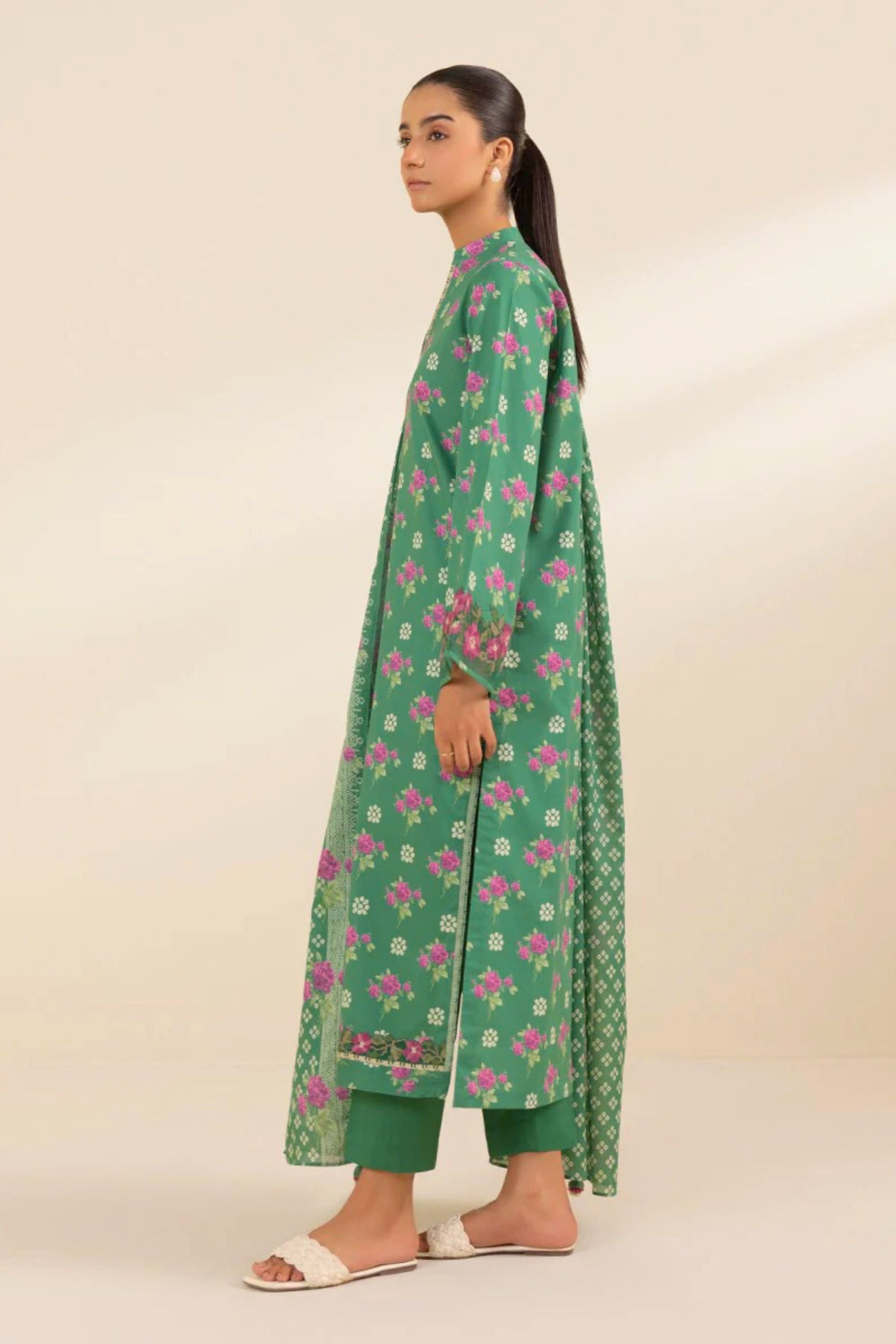 Sapphire Embroidered Lawn 3 Piece Suit SAP223