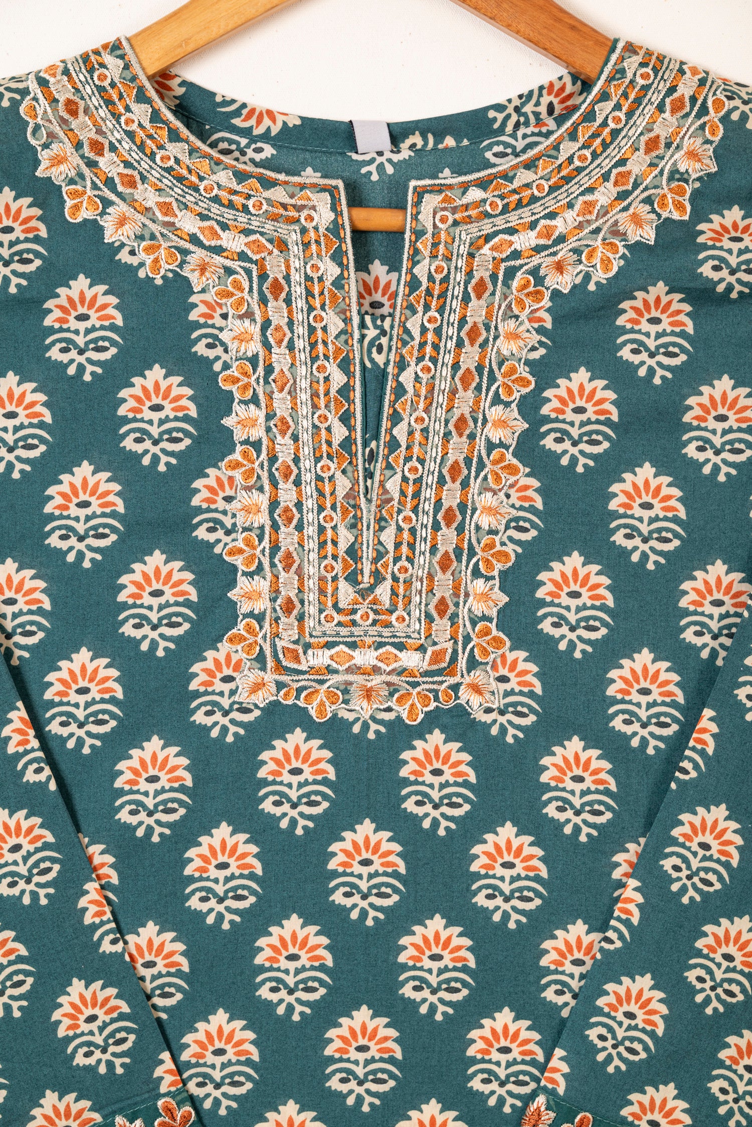 Sapphire Embroidered Lawn 3 Piece Suit SAP219
