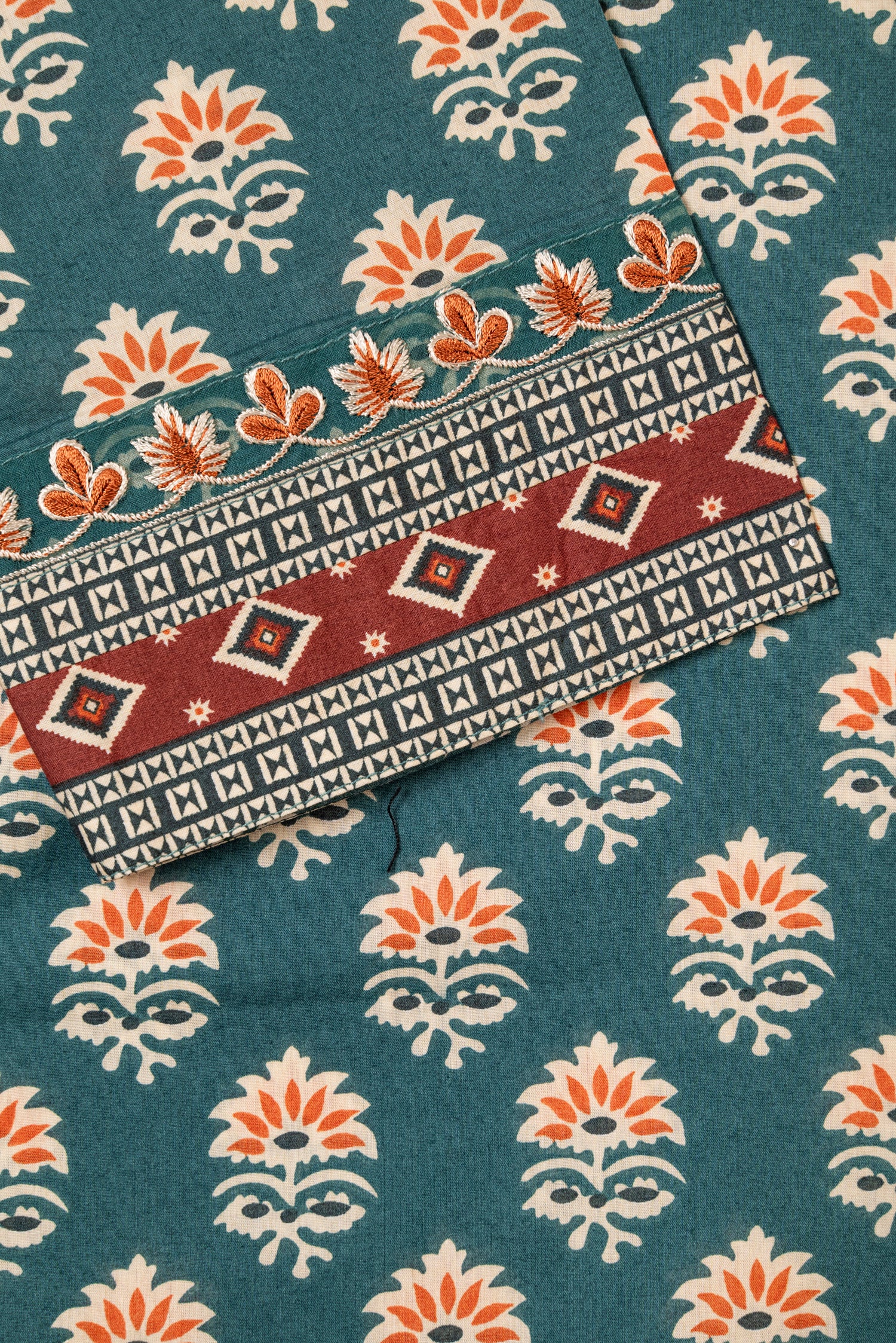 Sapphire Embroidered Lawn 3 Piece Suit SAP219