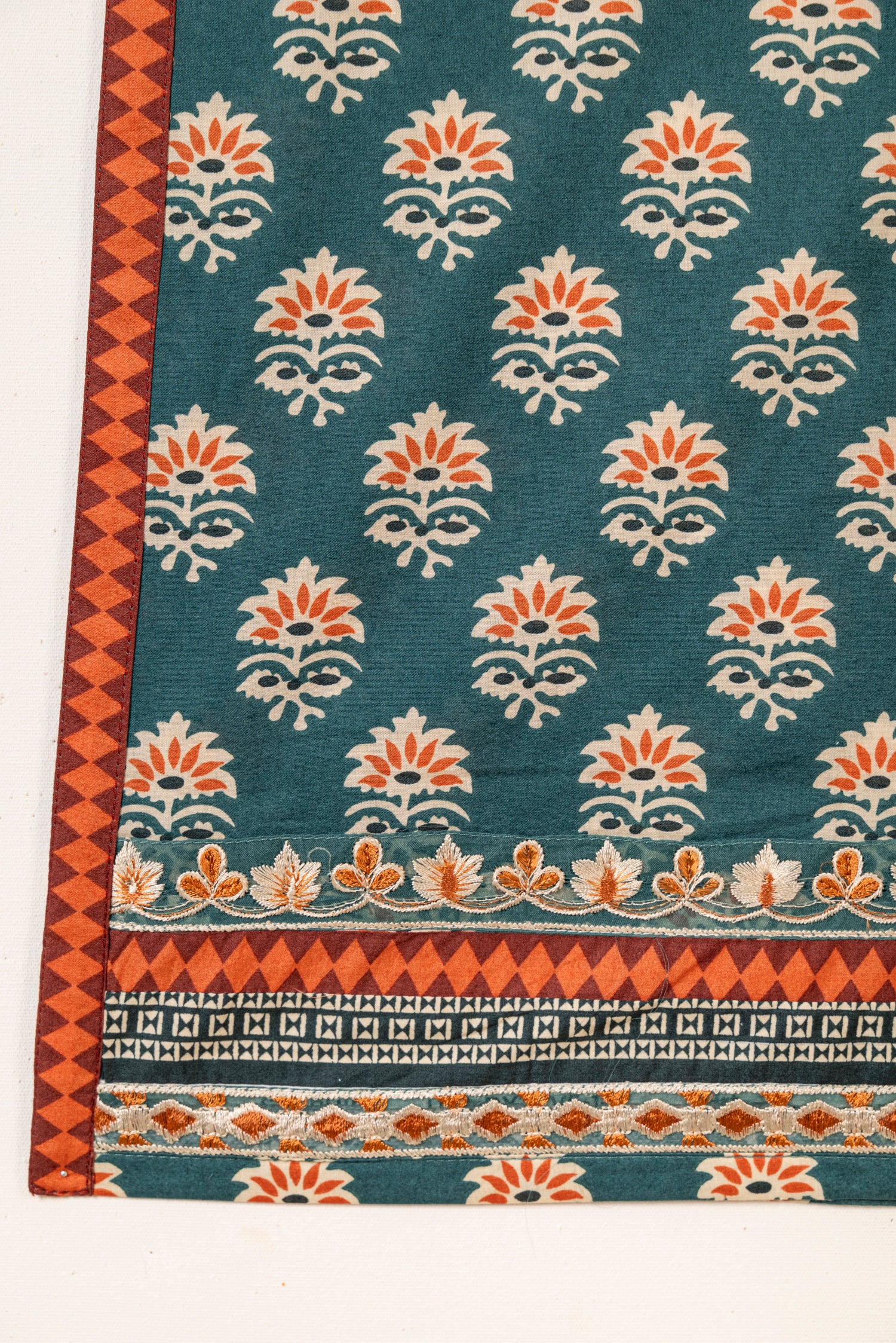Sapphire Embroidered Lawn 3 Piece Suit SAP219