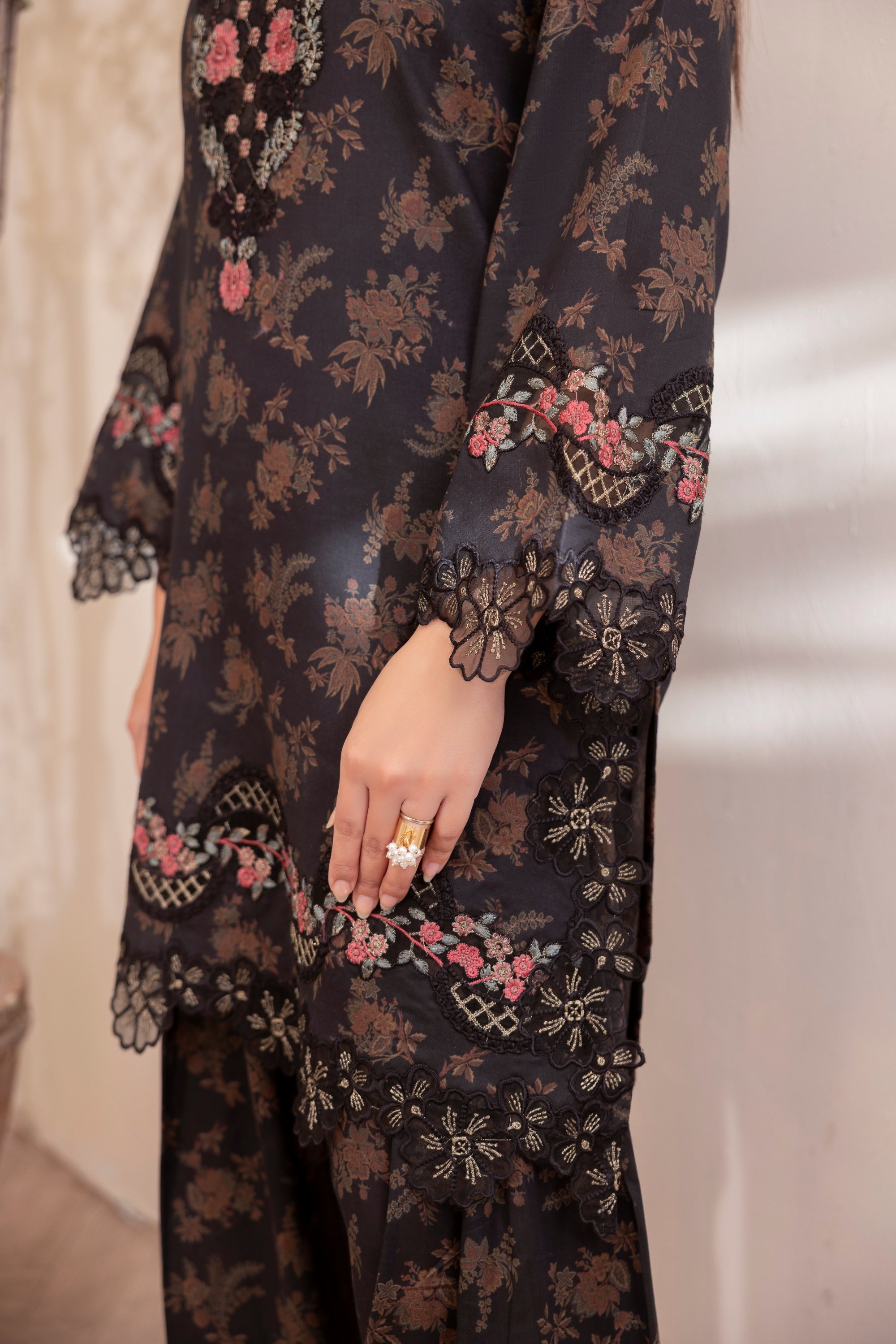 Simrans Embroidered Lawn 3 Piece Farshi Shalwar Suit SIM209