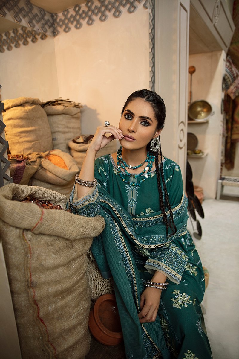 Rang Rasiya Raaya Karandi Aura